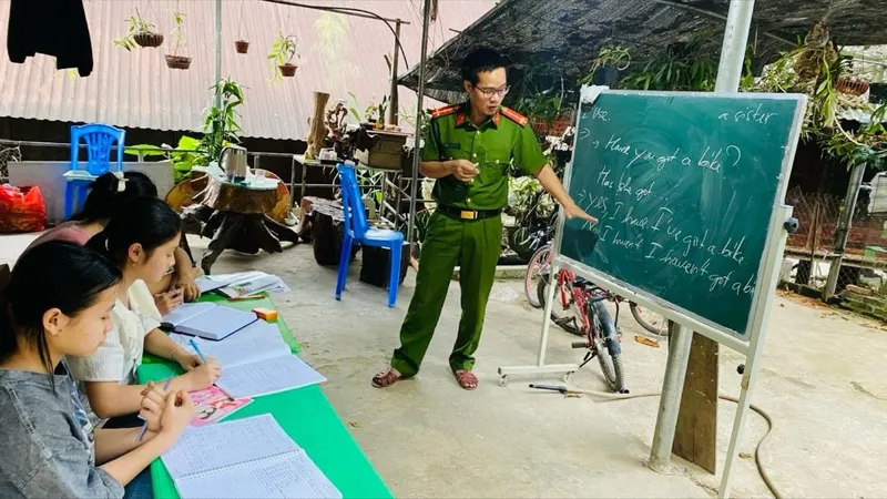 Lớp học tiếng Anh của một thầy giáo mang cảnh phục
