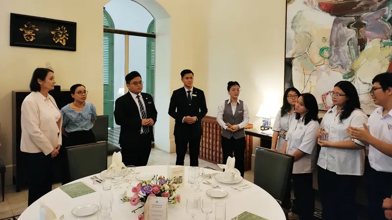 Học sinh Việt nấu ăn theo thực đơn kiểu Pháp