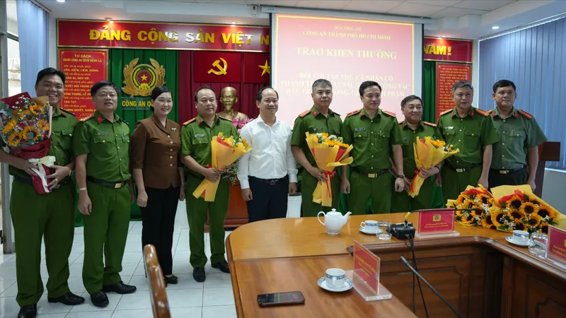 Lãnh đạo Công an TPHCM và quận 1 trao khen thưởng đến các đơn vị 