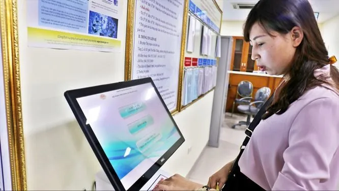 Hà Nội ưu tiên miễn, hỗ trợ lệ phí cho người dân dùng dịch vụ công trực tuyến