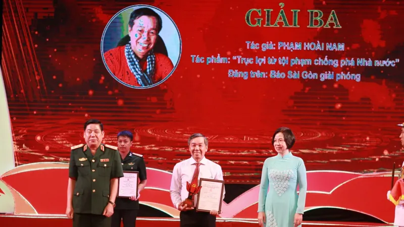 Trao giải cuộc thi viết “Bảo vệ nền tảng tư tưởng của Đảng trong tình hình mới” lần thứ 3