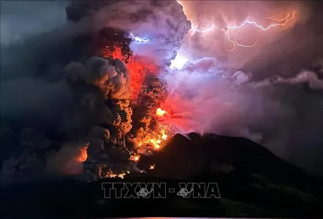 Núi lửa Ruang ở Bắc Sulawesi, Indonesia phun trào ngày 17-4-2024. Ảnh: AFP/TTXVN