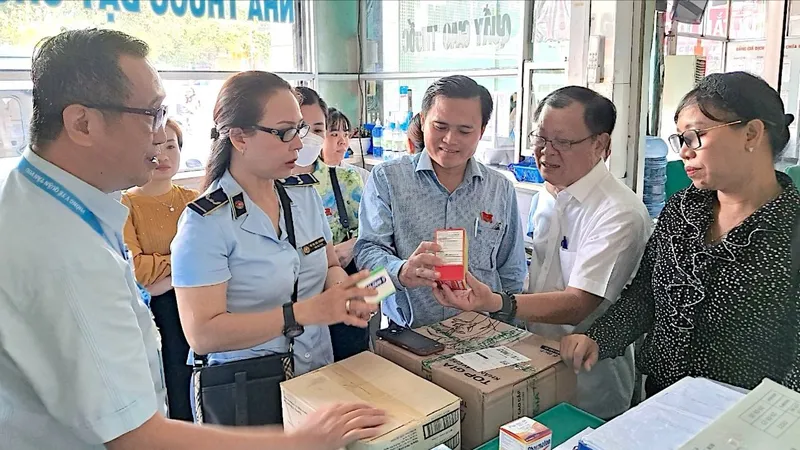 Đoàn khảo sát tại Phòng khám đa khoa Hy vọng, Tân Phú. Ảnh: QUANG HUY