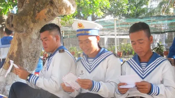Cánh thư in dấu Trường Sa