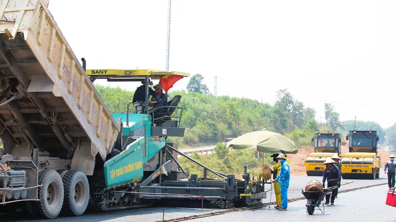 “Vượt nắng, thắng mưa” trên công trường