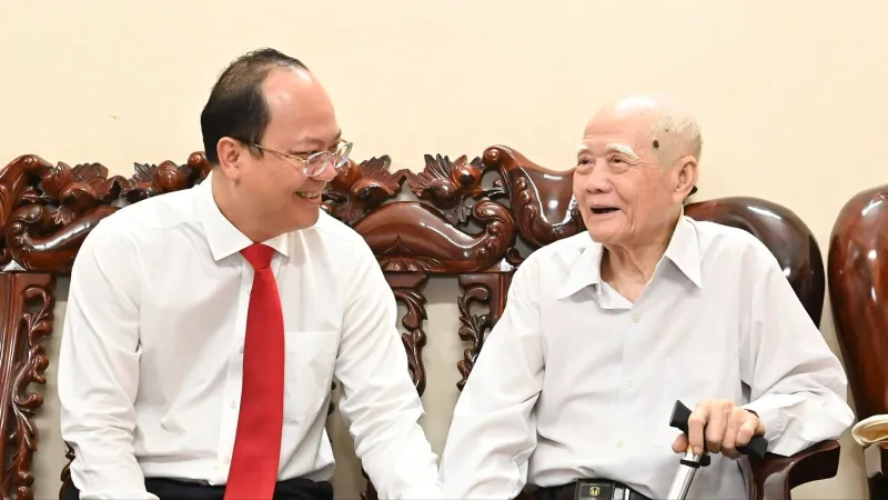 Phó Bí thư Thường trực Thành ủy TPHCM Nguyễn Hồ Hải ân cần thăm hỏi, động viên đồng chí Lê Thanh Long cùng người thân. Ảnh: VIỆT DŨNG