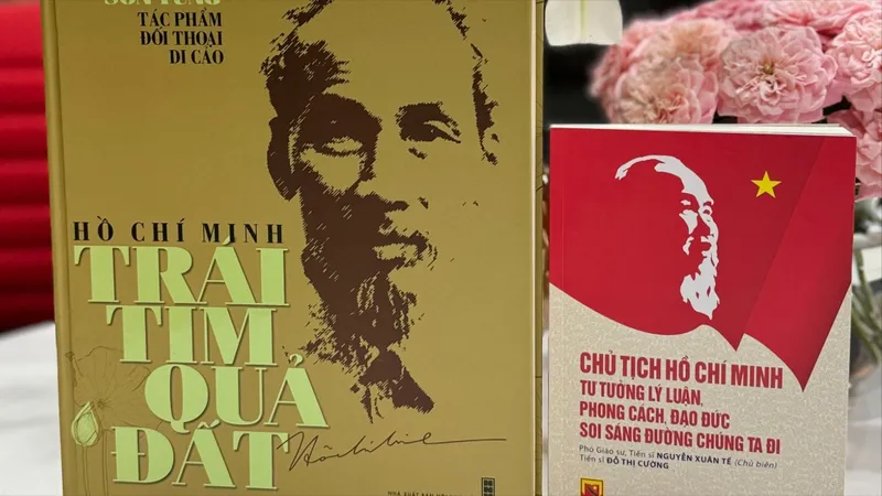 Ban Tuyên giáo Thành ủy TPHCM tiếp nhận 2 quyển sách quý về Bác Hồ