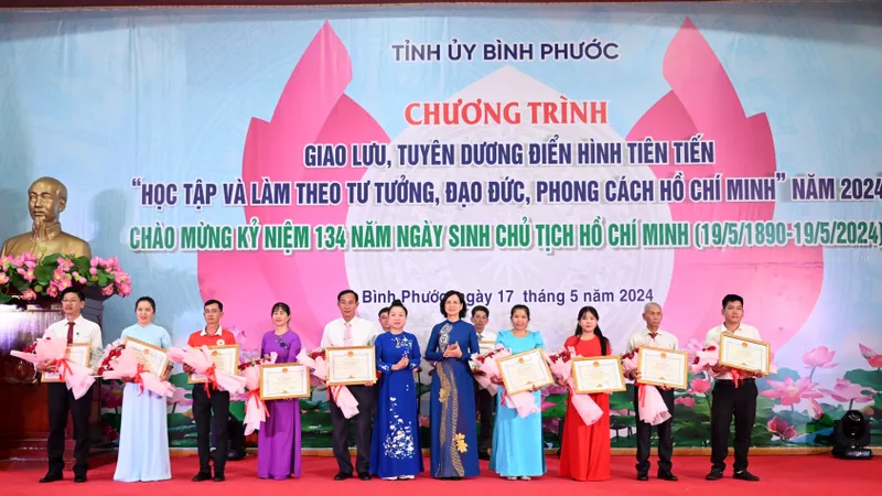 Bình Phước: Tuyên dương các điển hình tiên tiến học tập và làm theo tư tưởng, đạo đức, phong cách Hồ Chí Minh 