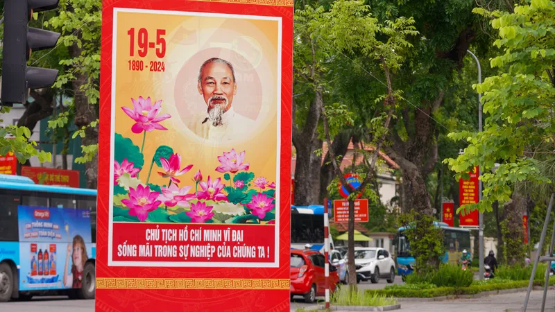 Hà Nội rợp cờ hoa chào mừng kỷ niệm 134 năm Ngày sinh Chủ tịch Hồ Chí Minh