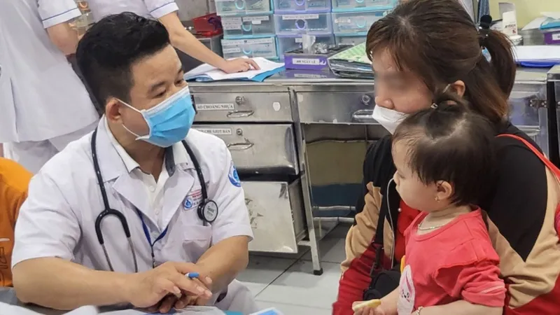 Số ca bệnh tay chân miệng tăng, vaccine lỗi hẹn