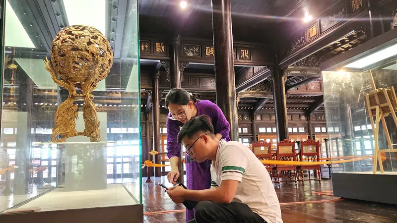 Cổ vật triều Nguyễn trên không gian số