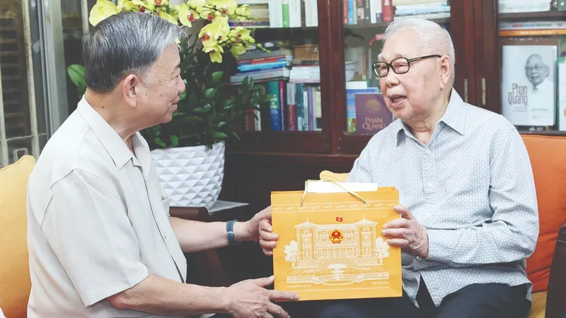 Chủ tịch nước Tô Lâm thăm, chúc mừng các nhà báo lão thành