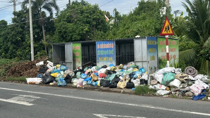 Bãi rác trước trụ sở UBND xã