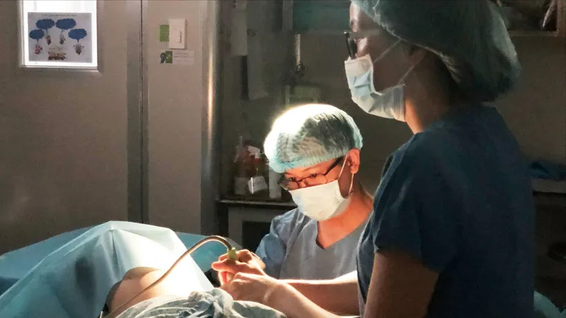 Bác sĩ đang thực hiện chuyển phôi cho bệnh nhân