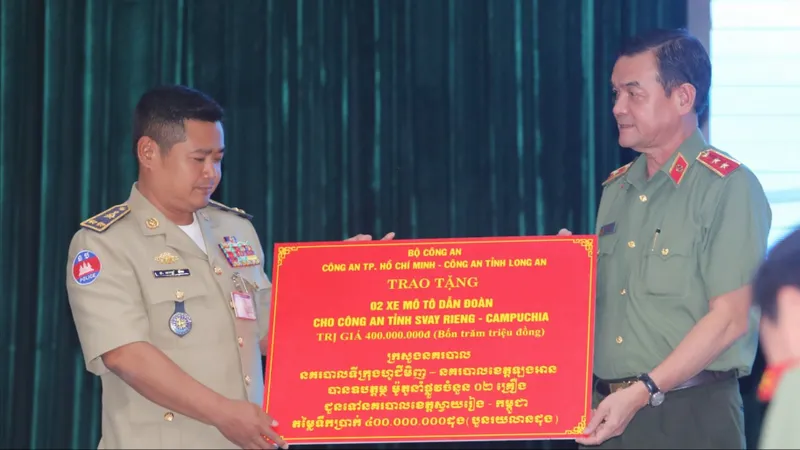 Công an TPHCM và Công an tỉnh Long An họp mặt Công an tỉnh Svay Riêng, Campuchia