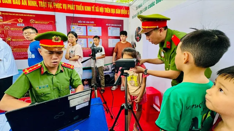 Trẻ em quận 5 làm Căn cước tại ngày hội 