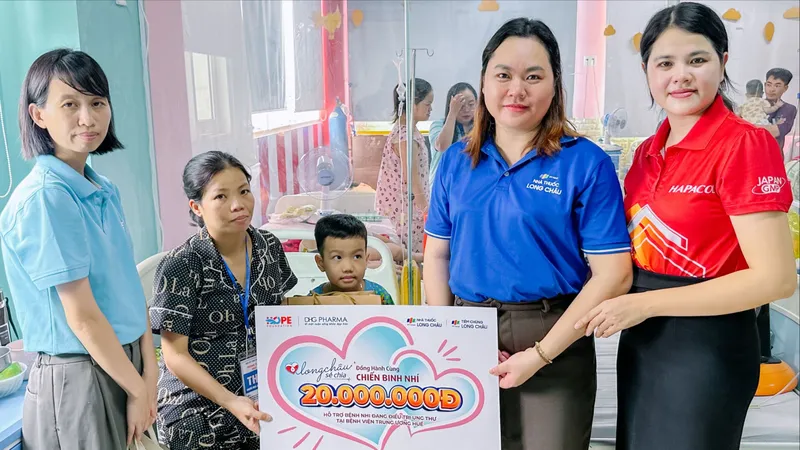 Đại diện FPT Long Châu, Quỹ Hope và Dược Hậu Giang trao tài trợ cho các bệnh nhi tại Bệnh viện TW Huế