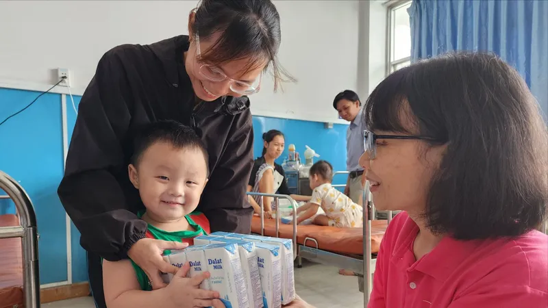 Trao gần 1,2 triệu ly sữa tươi Dalatmilk tại các bệnh viện, trường học khu vực phía Nam