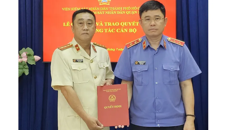 Viện trưởng Viện KSND TPHCM Nguyễn Đức Thái trao quyết định điều động, bổ nhiệm ông Phạm Trung Kiên
