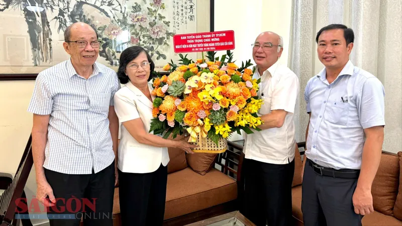 Trưởng Ban Tuyên giáo Thành ủy TPHCM Phan Nguyễn Như Khuê thăm, tặng hoa chúc mừng đồng chí Nguyễn Phương Thảo. Ảnh: CHÍ THẠCH