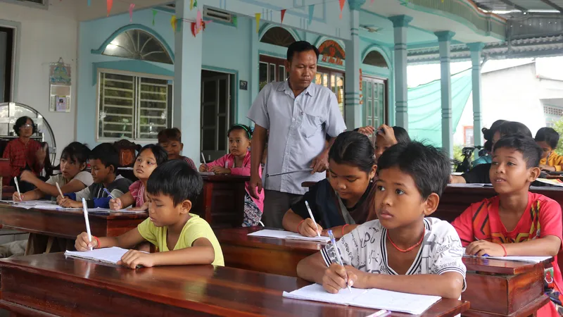 Giữ gìn văn hóa truyền thống qua lớp dạy chữ Khmer