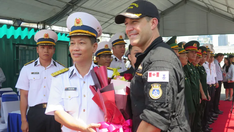 Tàu Hải quân Hoàng gia Canada (HMCS) thăm TPHCM
