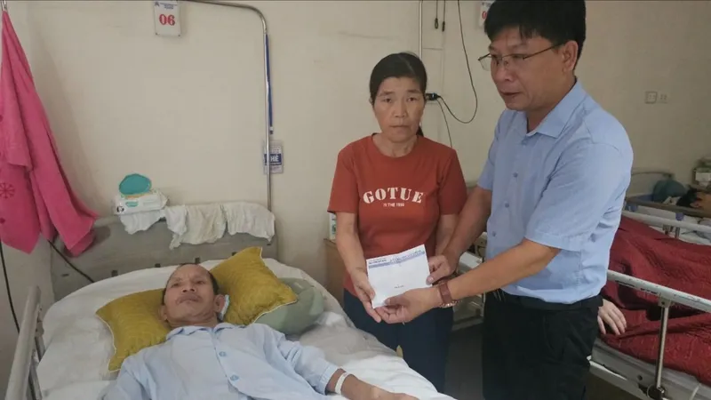 Báo SGGP trao tiền hỗ trợ cho các hoàn cảnh cần giúp