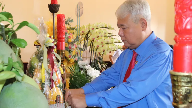 Chủ tịch LĐLĐ TPHCM Võ Khắc Thái dâng hương tưởng nhớ Chủ tịch Hồ Chí Minh tại Bảo tàng Hồ Chí Minh - Chi nhánh TPHCM
