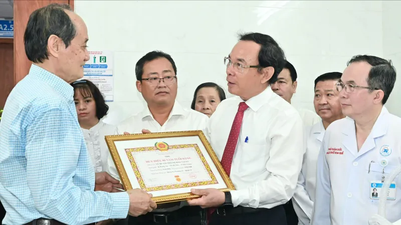 Bí thư Nguyễn Văn Nên trao Huy hiệu 80 năm tuổi Đảng đến đồng chí Lê Quang Thành