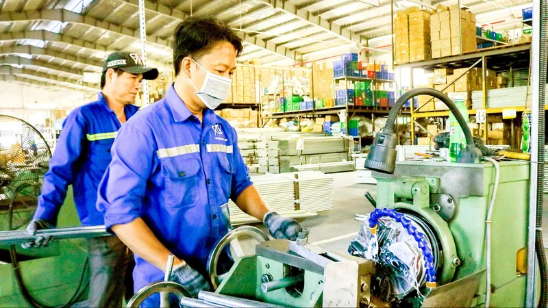 Báo cáo Phó Thủ tướng tình hình doanh nghiệp khó tuyển dụng lao động do Báo SGGP phản ánh