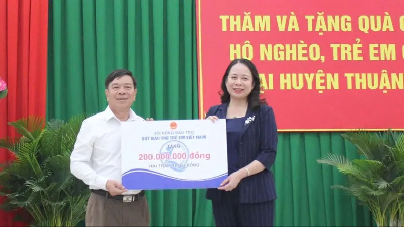 Phó Chủ tịch nước Võ Thị Ánh Xuân, Chủ tịch Hội đồng Bảo trợ Qũy Bảo trợ trẻ em Việt Nam cùng đoàn công tác đã đến thăm, tặng quà cho gia đình chính sách, hộ nghèo, trẻ em có hoàn cảnh khó khăn tại huyện Thuận Nam (tỉnh Ninh Thuận)