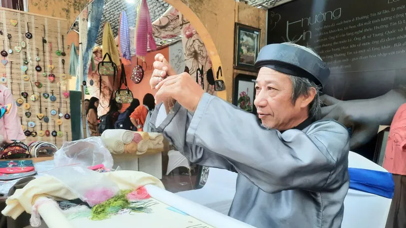 Thưởng thức ẩm thực mùa thu, kéo sợi tơ sen tại TPHCM