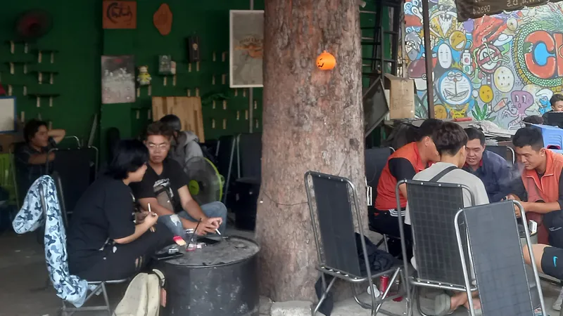 Hàng quán “ôm” cây xanh