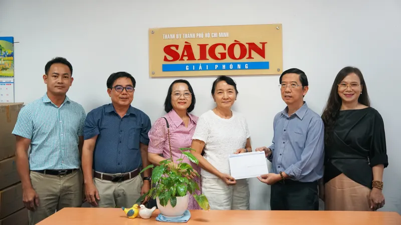 Nhà báo Nguyễn Thành Lợi, Phó Tổng Biên tập Thường trực Báo SGGP cảm ơn gia đình cố bác sĩ Nguyễn Văn Thành. Ảnh: VIỆT NGA