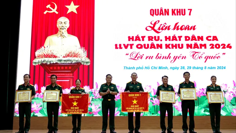 Bế mạc và trao giải Liên hoan hát ru, hát dân ca lực lượng vũ trang Quân khu 7
