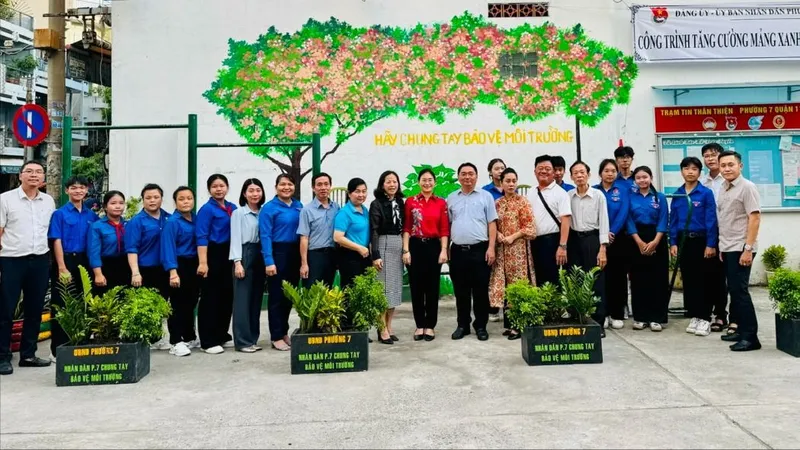 Lãnh đạo quận 11 tại một công trình được khánh thành.