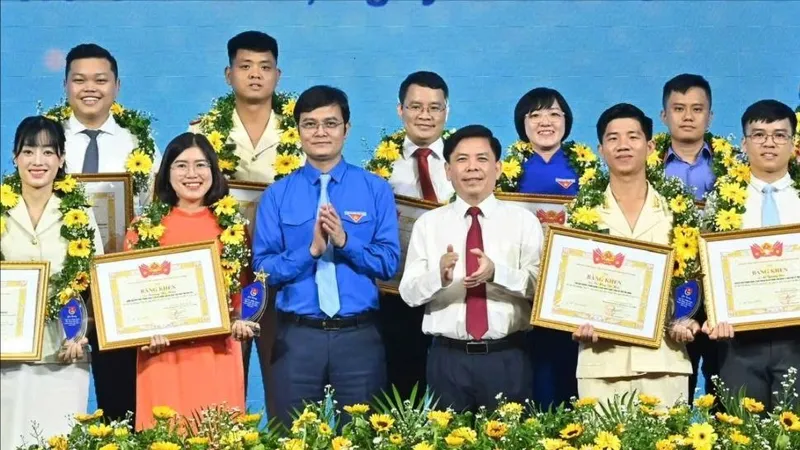 Bí thư Đảng ủy Khối các cơ quan Trung ương Nguyễn Văn Thể và Bí thư Thứ nhất Trung ương Đoàn Bùi Quang Huy tuyên dương “Cán bộ, công chức, viên chức trẻ, giỏi” toàn quốc lần 10 năm 2024. Ảnh VIỆT DŨNG