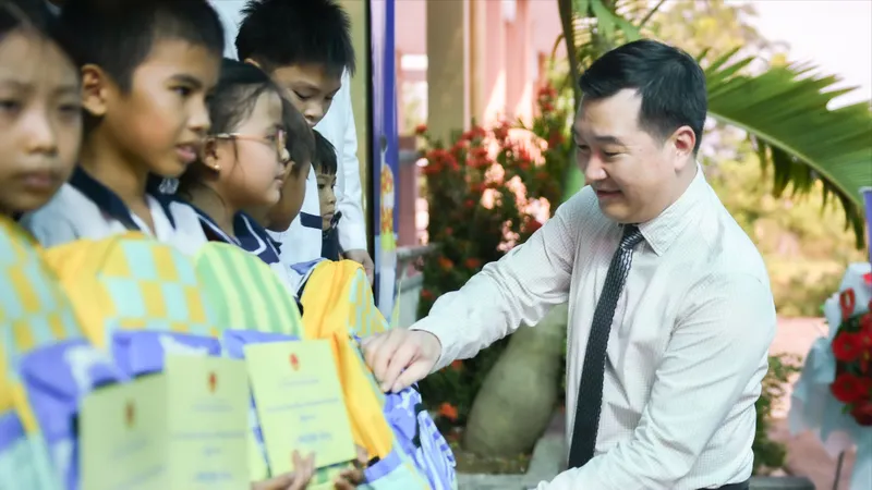 Ông Đỗ Thanh Tuấn, Giám đốc Đối ngoại Vinamilk trao tặng 30 phần học bổng và quà tặng năm học mới cho các em học sinh vượt khó vươn lên trong học tập