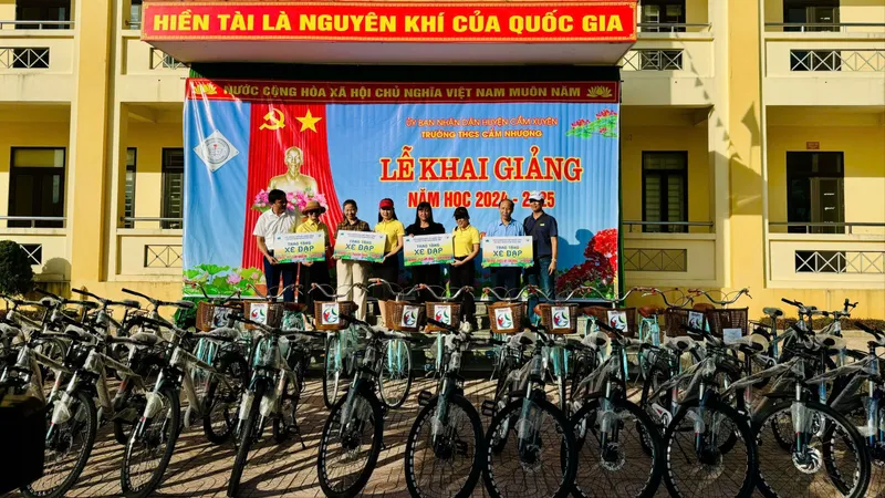 Trao tặng 363 xe đạp và bảng chống lóa đến học sinh nghèo