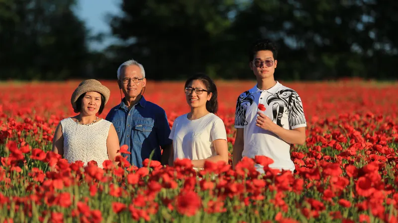 Quê hương mỗi người chỉ một