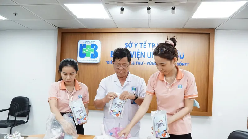 Nhân viên y tế TPHCM ngày đêm đóng thuốc gửi người dân vùng bão lũ