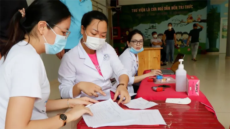Trạm y tế đang triển khai điều tra, giám sát dịch tễ tại trường học