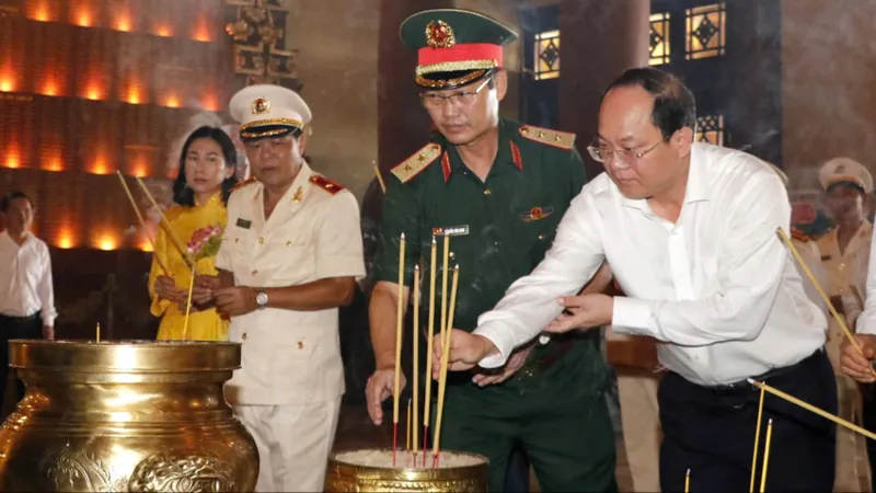 Đoàn đại biểu TPHCM dâng hoa, dâng hương tưởng nhớ các anh hùng liệt sĩ tại huyện Củ Chi