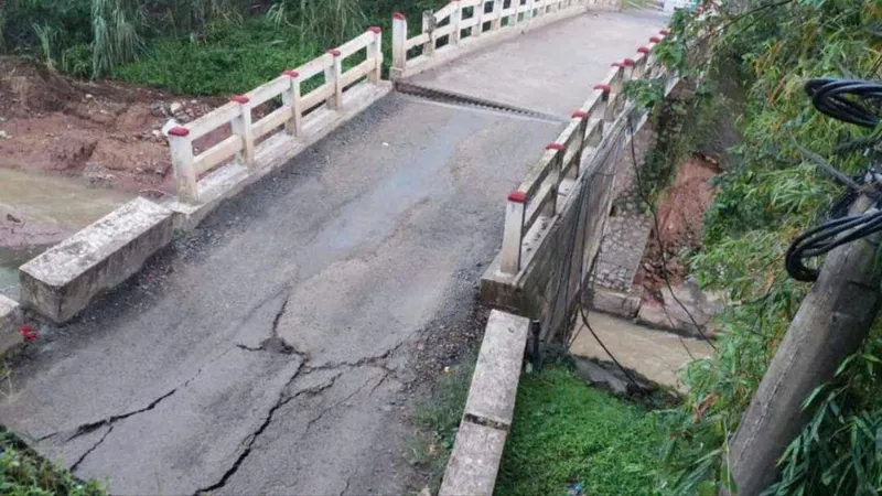 Hòa Bình: Sập cầu Ngòi Móng