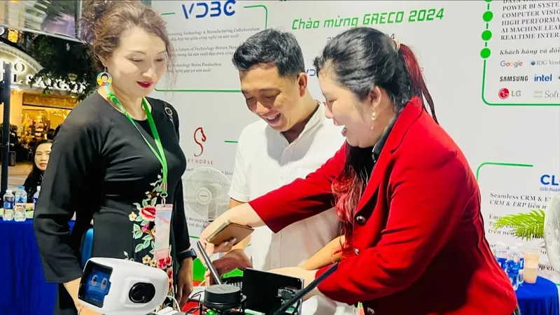 Bà Hanna Hạnh Nguyễn giới thiệu các robot thông minh đến khách hàng tối 23-9