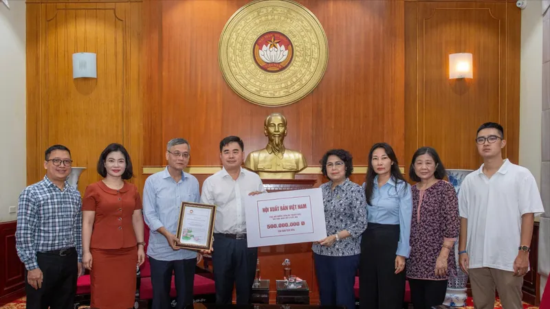 Hội Xuất bản Việt Nam trao 500 triệu đồng ủng hộ đồng bào bị bão lụt