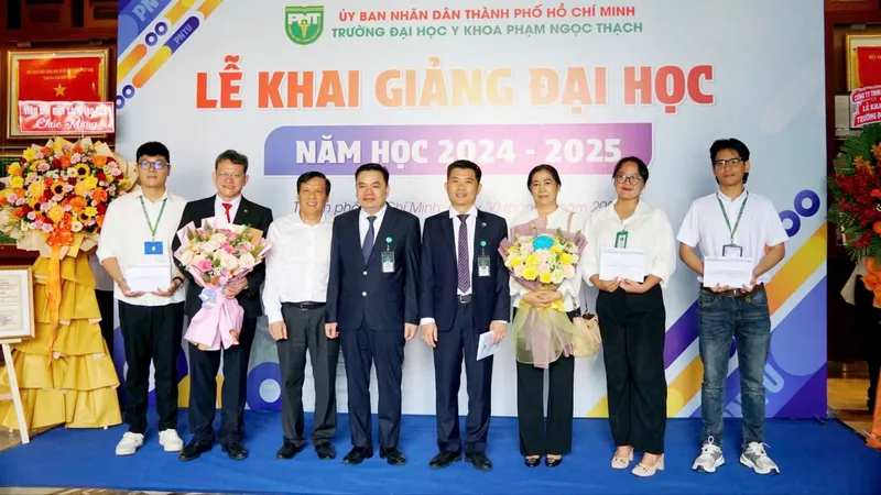  Trao 100 triệu đồng Học bổng Nguyễn Văn Hưởng đến sinh viên y khoa xuất sắc