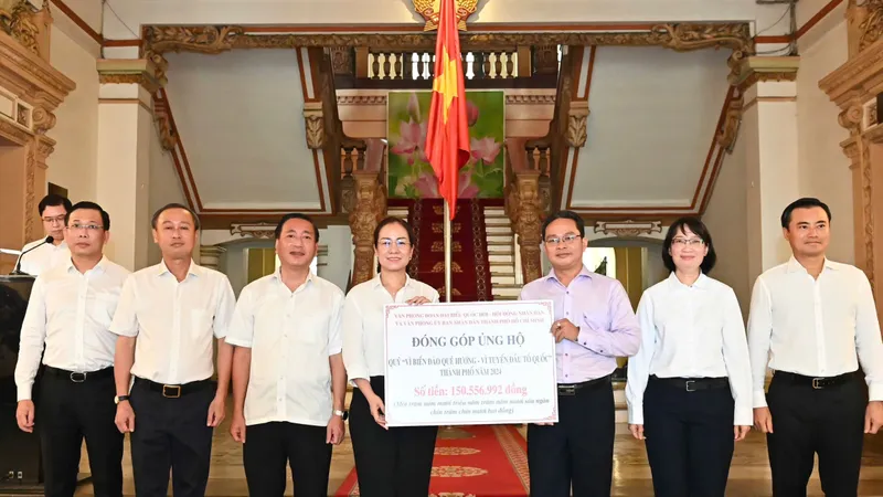 Cán bộ, công chức TPHCM ủng hộ hộ Quỹ “Vì biển đảo quê hương – Vì tuyến đầu Tổ quốc”