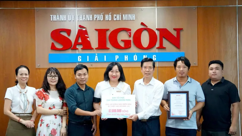 Giải tennis Lovera park trao Báo SGGP 87 triệu đồng hỗ trợ đồng bào miền Bắc bị thiên tai