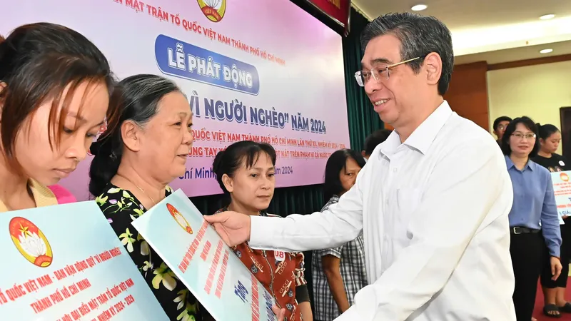Phó Bí thư Thành ủy, Bí thư Đảng Đoàn, Chủ tịch Ủy ban MTTQ Việt Nam TPHCM Nguyễn Phước Lộc và Phó Chủ tịch UBND TPHCM Trần Thị Diệu Thúy tiếp nhận từ các đơn vị thực hiện xây dựng, sửa chữa nhà tạm, nhà dột nát. Ảnh VIỆT DŨNG